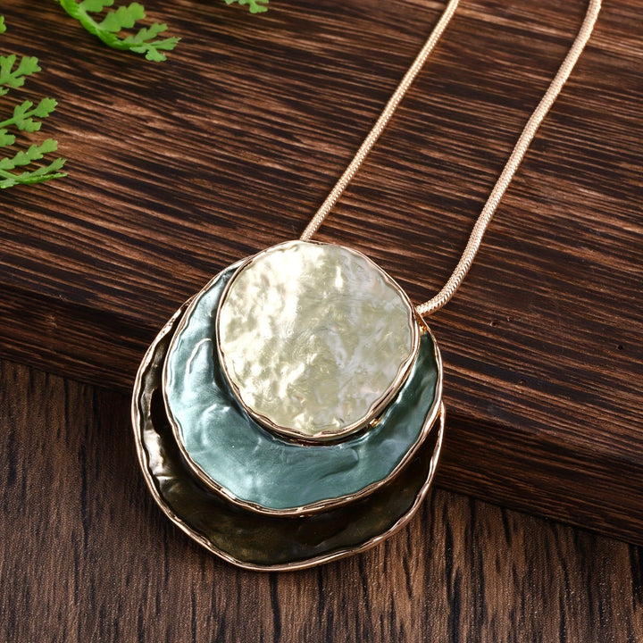Vedae | Elegante Blumenohrringe mit Gold-Finish und Perle