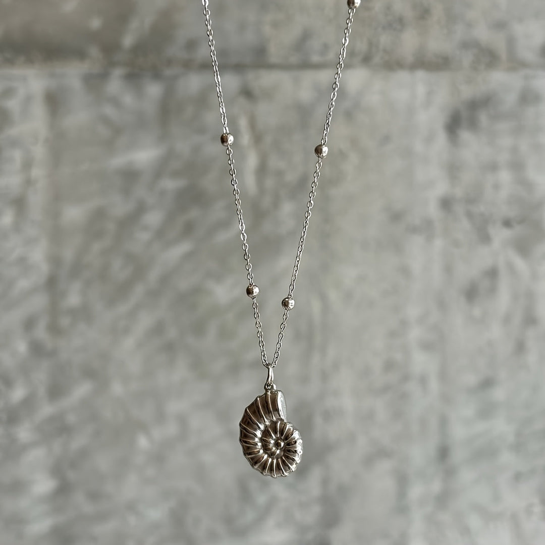 Marlena | Perlenhalskette mit Muschel und maritimem Anhänger im Sommerstil