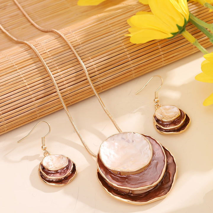Vedae | Elegante Blumenohrringe mit Gold-Finish und Perle