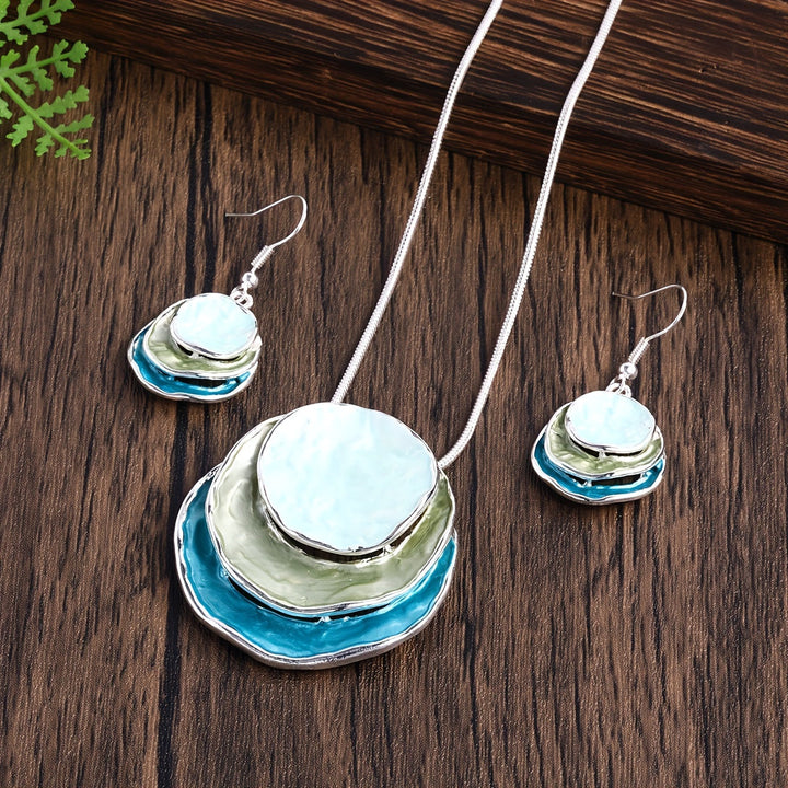 Vedae | Elegante Blumenohrringe mit Gold-Finish und Perle