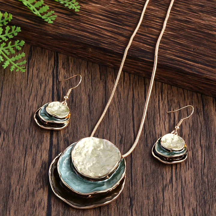 Vedae | Elegante Blumenohrringe mit Gold-Finish und Perle
