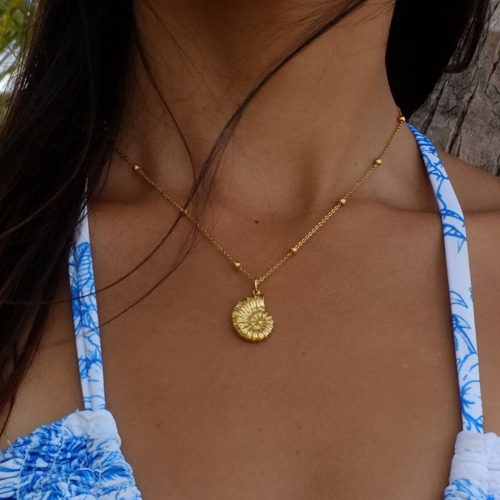 Marlena | Perlenhalskette mit Muschel und maritimem Anhänger im Sommerstil