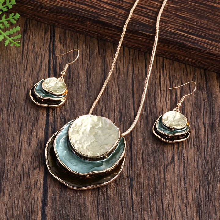 Vedae | Elegante Blumenohrringe mit Gold-Finish und Perle