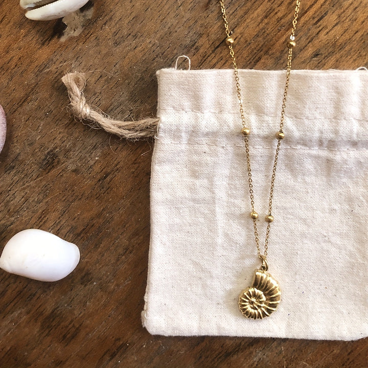 Marlena | Perlenhalskette mit Muschel und maritimem Anhänger im Sommerstil