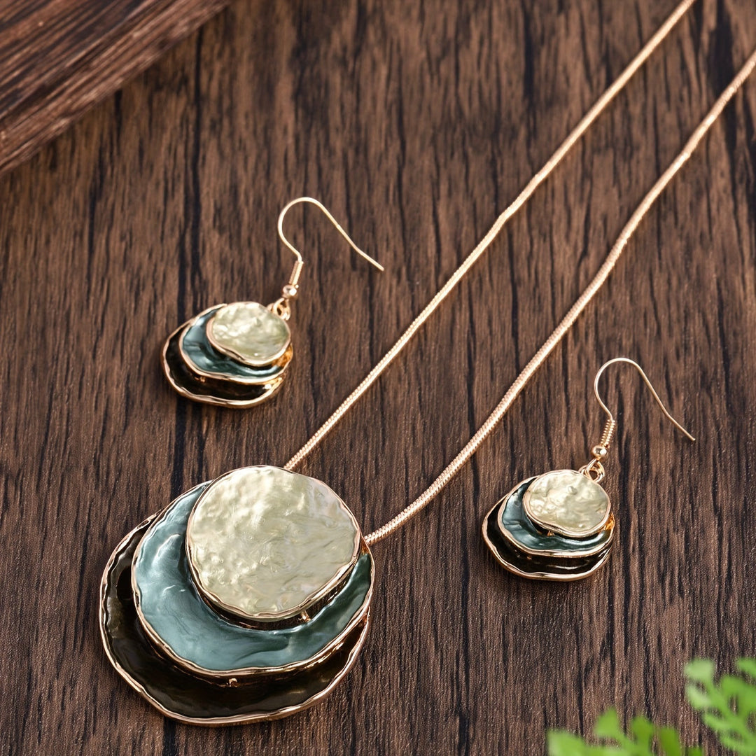 Vedae | Elegante Blumenohrringe mit Gold-Finish und Perle