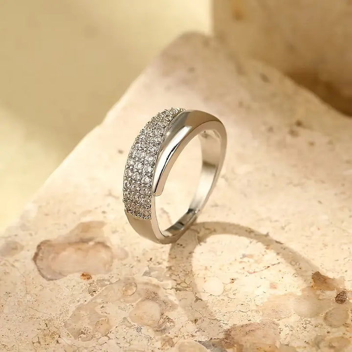 Coralisse | Minimalistischer goldener Ring mit elegantem Touch