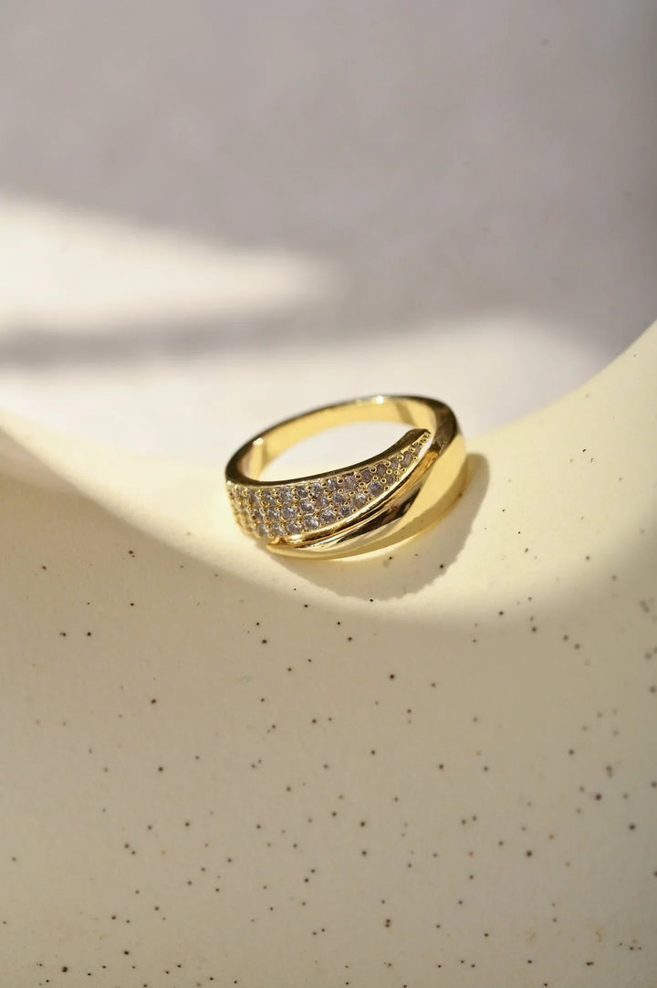 Coralisse | Minimalistischer goldener Ring mit elegantem Touch