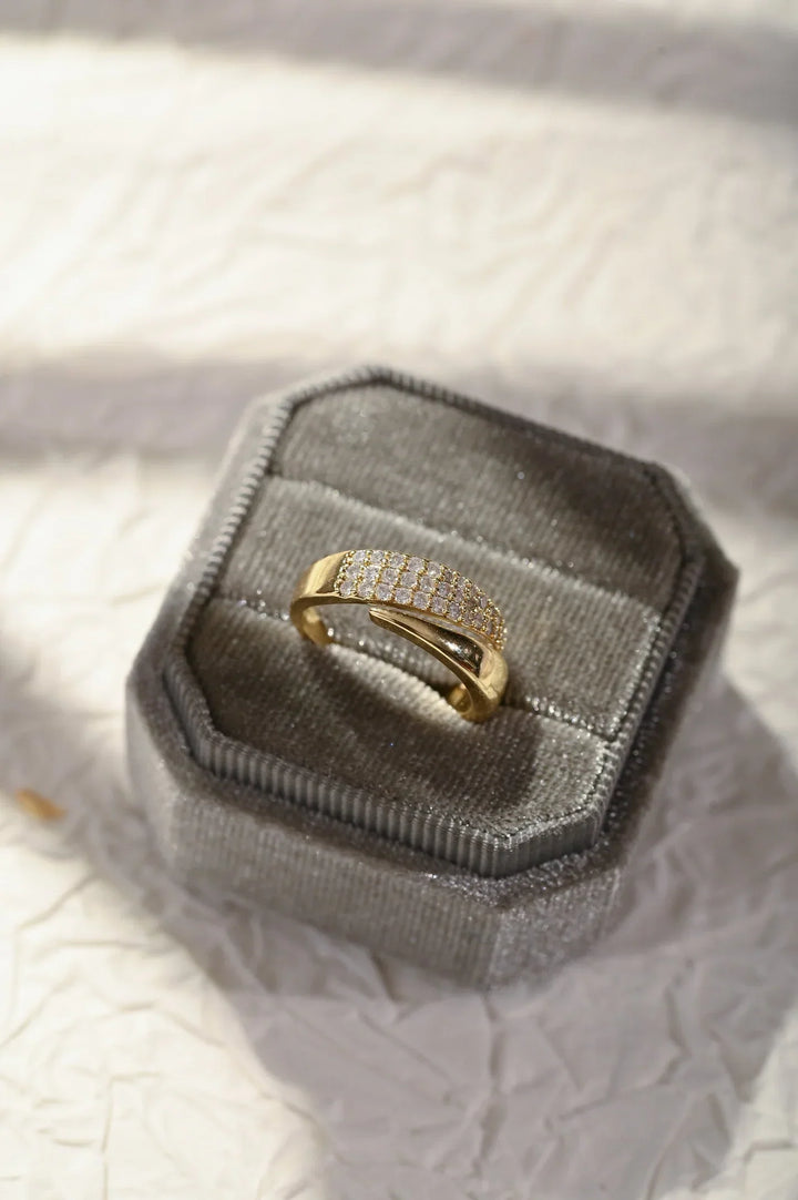 Coralisse | Minimalistischer goldener Ring mit elegantem Touch