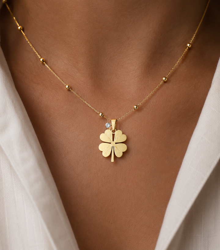 Xyla | Elegantes goldfarbene Stahlkleeblatt-Halskette