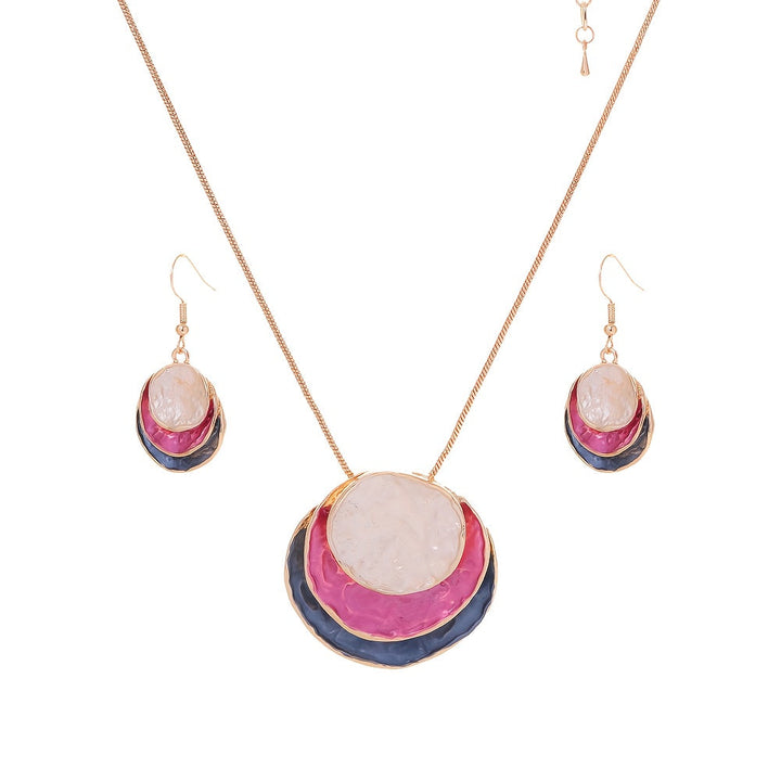 Vedae | Elegante Blumenohrringe mit Gold-Finish und Perle