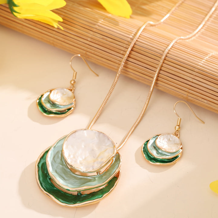Vedae | Elegante Blumenohrringe mit Gold-Finish und Perle