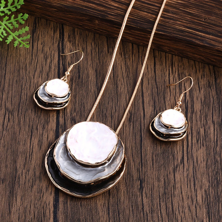 Vedae | Elegante Blumenohrringe mit Gold-Finish und Perle