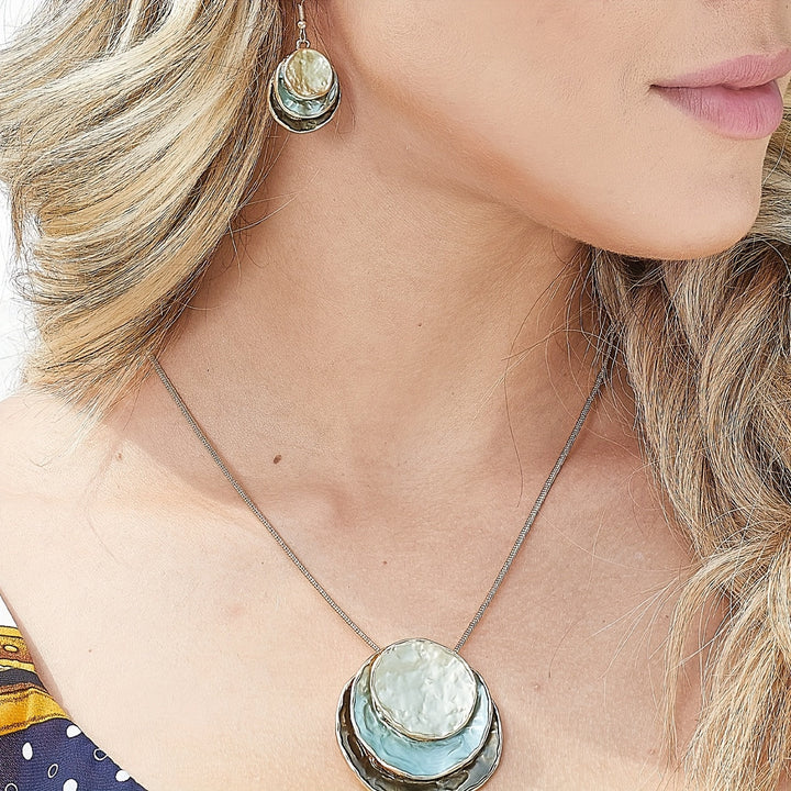 Vedae | Elegante Blumenohrringe mit Gold-Finish und Perle
