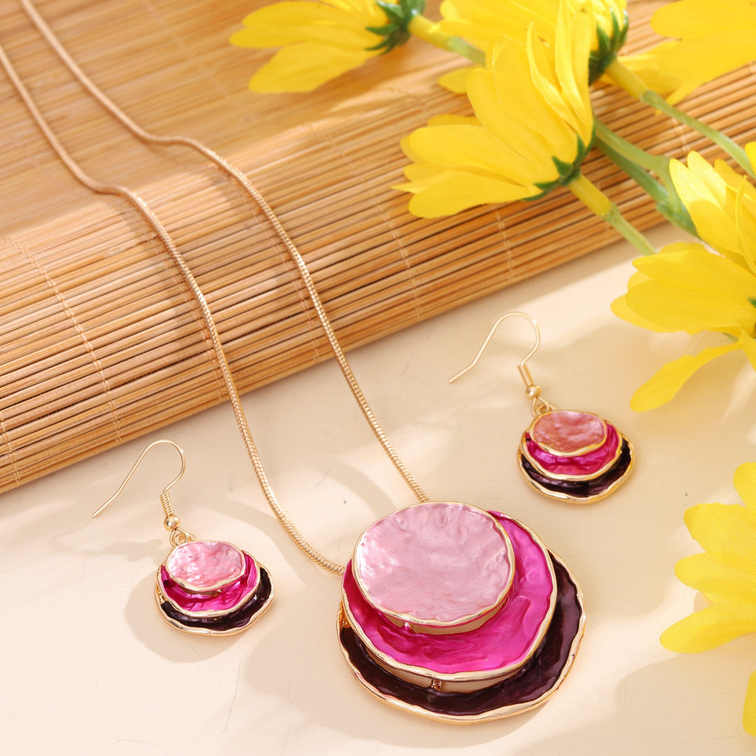 Vedae | Elegante Blumenohrringe mit Gold-Finish und Perle
