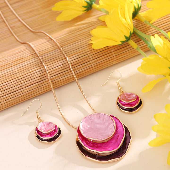 Vedae | Elegante Blumenohrringe mit Gold-Finish und Perle