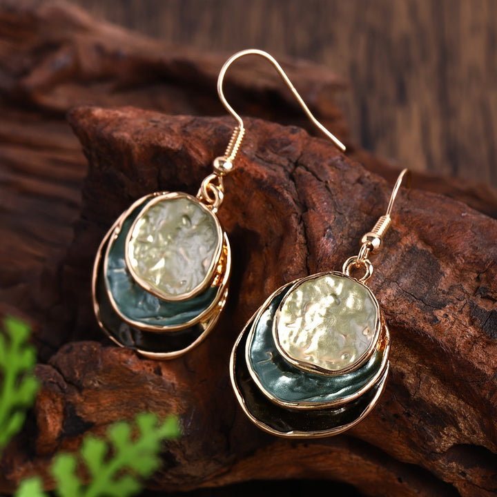 Vedae | Elegante Blumenohrringe mit Gold-Finish und Perle