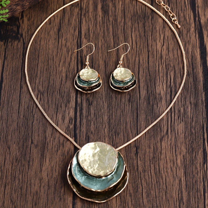 Vedae | Elegante Blumenohrringe mit Gold-Finish und Perle
