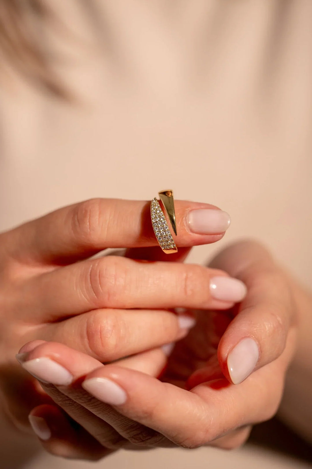 Coralisse | Minimalistischer goldener Ring mit elegantem Touch