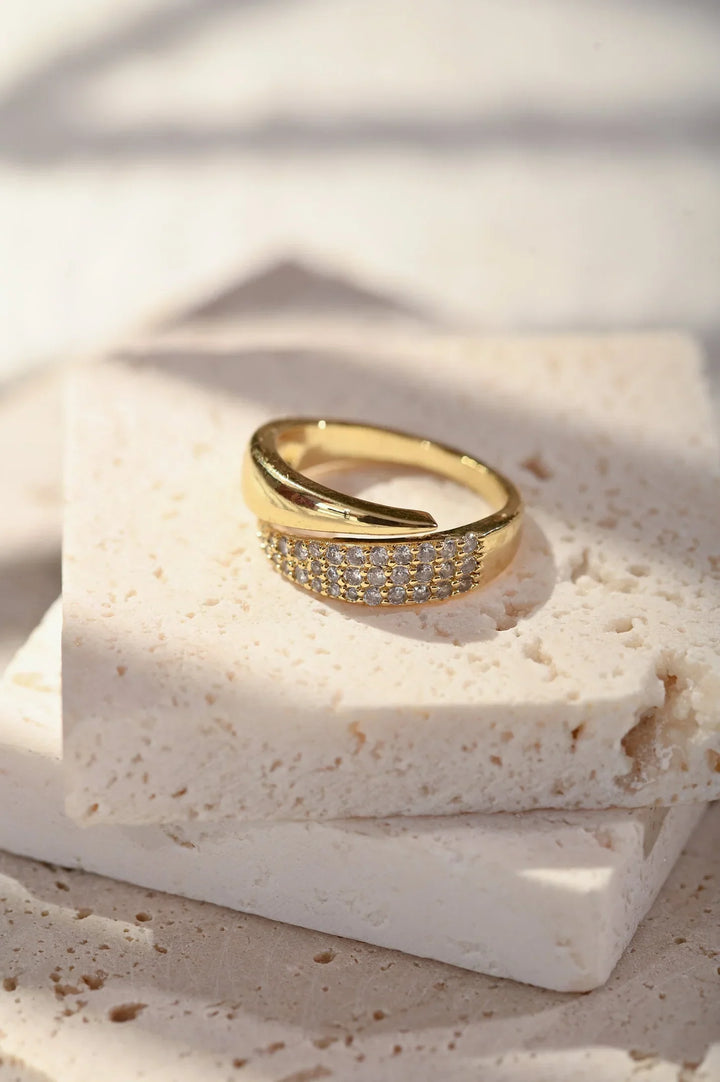 Coralisse | Minimalistischer goldener Ring mit elegantem Touch